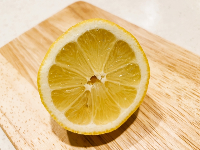 まな板とレモン