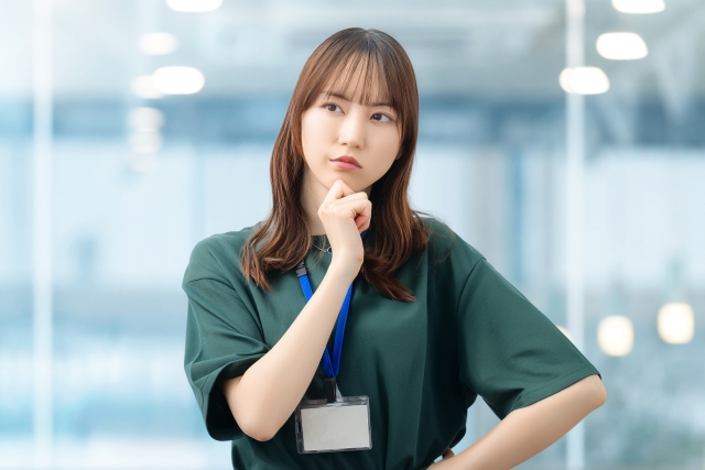 疑問を持つ女性