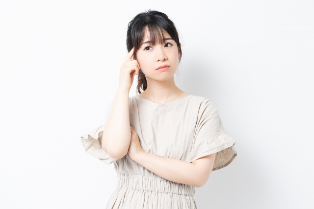悩む女性