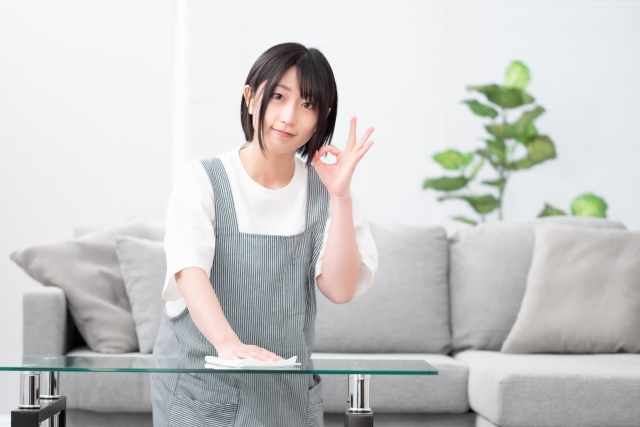 掃除する女性